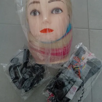 Tête à coiffer la femme blonde aux cheveux longs 